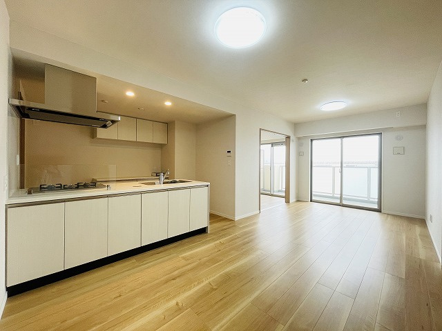 【居間・リビング】 | ベルヴィ香椎六番館 | 開口部から気持ち良い光が射し込むリビングルーム。
フルフラットキッチンはリビング側へも収納があり便利です◎