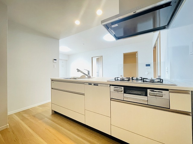 【キッチン】 | ベルヴィ香椎六番館 | ホワイトカラーのフルフラットキッチンはすっきりした印象で掃除もしやすいです◎