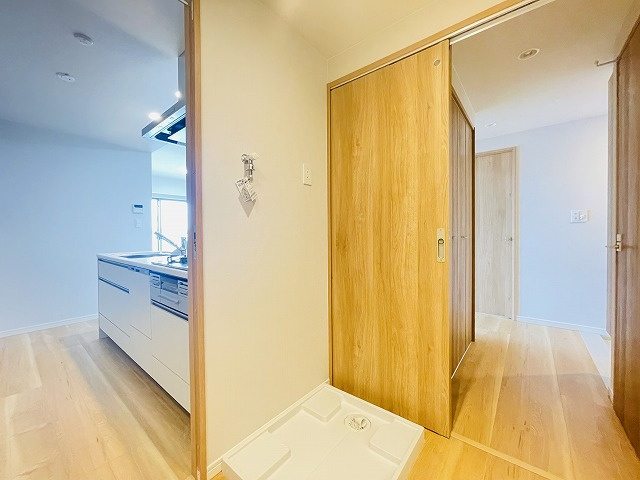 【洗面所】 | ベルヴィ香椎六番館 | 玄関・キッチンどちらからも洗面所へアクセスOK◎