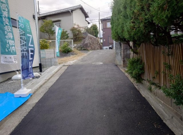 堺市中区毛穴町新築戸建ての前面道路含む現地写真