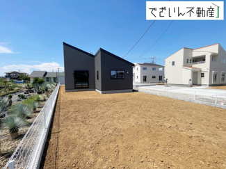 【外観】 | ≪8号棟≫爽やかな青空の下に贅沢なほどに降り注ぐ陽光、豊かな居住性と、クオリティが見事に調和した住空間は、住まうことの喜びを感じさせてくれます。
現地(2025年7月撮影)