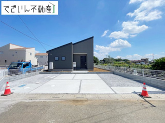 【前面道路含む現地写真】 | ≪8号棟≫長い年月を経ても飽きのこない外観デザインです。
現地(2025年7月撮影)