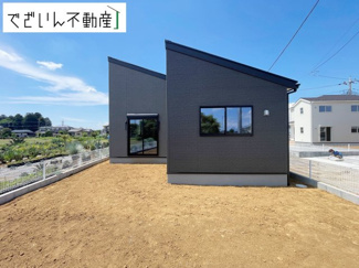 【外観】 | ≪8号棟≫爽やかな青空の下に贅沢なほどに降り注ぐ陽光、豊かな居住性と、クオリティが見事に調和した住空間は、住まうことの喜びを感じさせてくれます。
現地(2025年7月撮影)