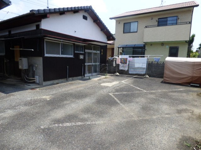 【外観】 | 文京台３丁目貸家 | 家の前に広いスペースがあり、物干し台を置くこともできます。