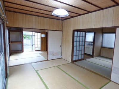 【居間・リビング】 | 文京台３丁目貸家 | こちらのリビングで趣味の時間をお楽しみください