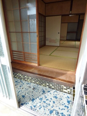 【玄関】 | 文京台３丁目貸家 | 上がり框が高く、腰かけて靴を履くことができます。