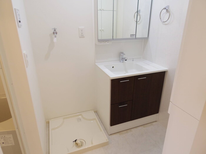 グリーンヴィレッジの独立洗面台|三面鏡付洗面化粧台