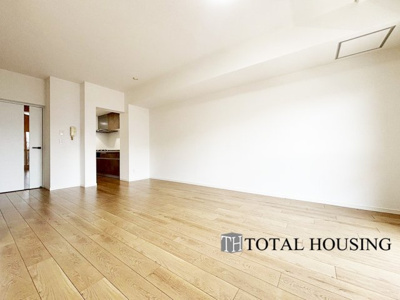 【居間・リビング】 | ロピア西町 | 導線もしっかりと取れている間取りなので、ダイニングテーブルやソファー、ローテーブルなどの家具もしっかりと配置できます。ゆったりとした広さの空間でご家族だんらんの時間をお過ごしください。