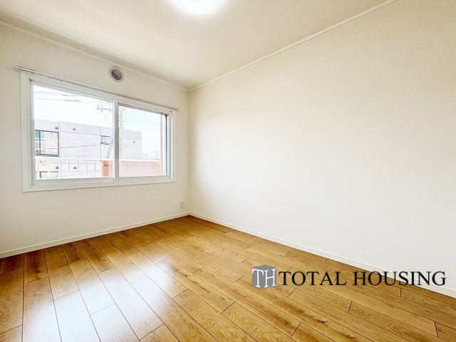 【洋室】 | ロピア西町 | 洋室　約6.0帖
LDKに隣接した洋室で非常に陽当りが良いのが特徴です！ 
リビングから目が届く場所なので、お子様の遊び部屋・お昼寝スペースとして使うのもオススメです♪