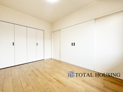 【洋室】 | ロピア西町 | 洋室　約6.0帖
LDKに隣接した洋室で非常に陽当りが良いのが特徴です！ 
リビングから目が届く場所なので、お子様の遊び部屋・お昼寝スペースとして使うのもオススメです♪