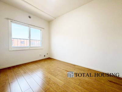 【洋室】 | ロピア西町 | 洋室　約6.7帖
このお家で一番広いマスターベッドルームは居心地抜群です♪