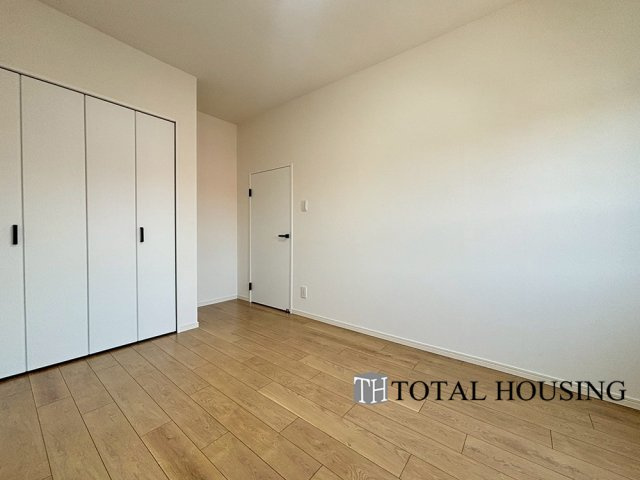 【洋室】 | ロピア西町 | 洋室　約6.7帖
広々とした居住空間は日々の暮らしを彩り、心のやすらぎと満足感を与えてくれます。通風と採光を考慮した設計は子供たちはのびのび育ち、家族でくつろぎと団らんを生み出します。