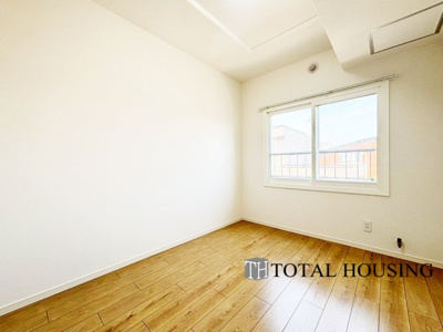 【洋室】 | ロピア西町 | 洋室　約5.4帖
家族一人ひとりの大切なプライベート空間。趣味に合わせて使って頂けるようシンプルに仕上げてあります。暮らし心地を大きく左右する収納を、適材適所に配置し使い勝手を考慮しました。