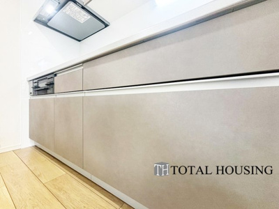 【キッチン】 | ロピア西町 | キッチンスペースはリビングダイニングとは独立したタイプです。「来客時でもキッチンスペースを見られない」「調理の油や匂いがお部屋に広がりにくい」などのメリットがございます。