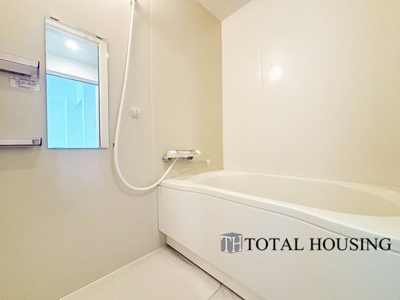 【浴室】 | ロピア西町 | 一日の疲れを癒してくれる場所なので、快適に過ごして頂く為にゆったりサイズのバスタブを用意しました。是非半身浴をお楽しみ下さい。