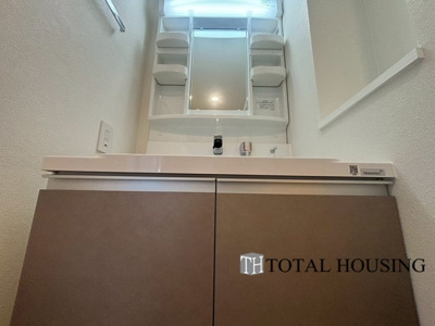 【独立洗面台】 | ロピア西町 | スタンダードなデザインの洗面ボウルは清潔感あるオフホワイトを採用。落ち着きとくつろぎを感じられる空間で気持ちよく身だしなみを整えられます。