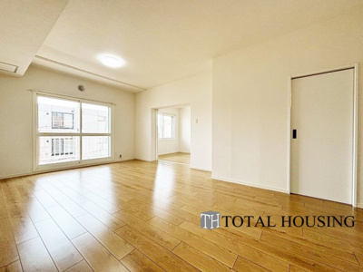 【居間・リビング】 | ロピア西町 | 南東向きに大きく開いた窓からは、明るい陽射しが射し込みます。
爽やかな風が吹き抜ける心地良いリビングには、自然と家族が集まります。