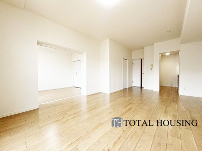 【居間・リビング】 | ロピア西町 | 来客の際には、LDKと洋室の間の扉を開けることで、開放感あふれる空間に！
どちらの居室にも大きな窓がある為、リビング全体が明るい陽光に包まれます。