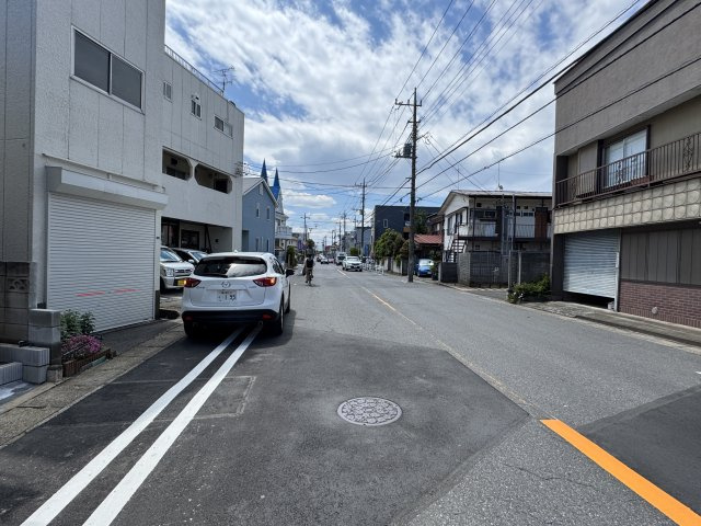 柏市若葉町新築戸建【柏第三小学校：2分】の前面道路含む現地写真|北西側前面道路・幅員約10.9ｍ