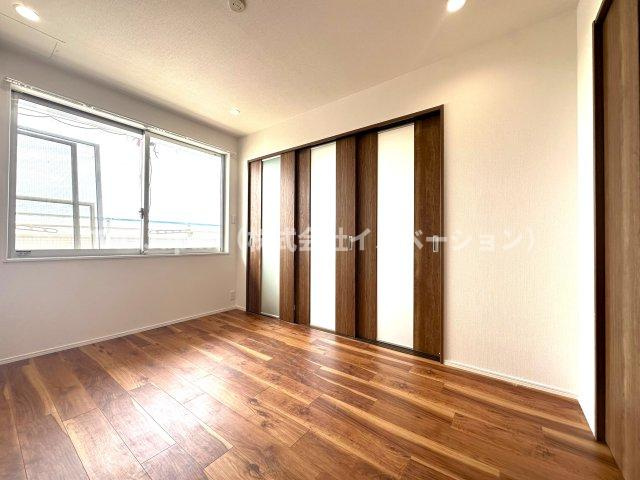 東急ドエル・スカイマークタワー川口の洋室|たっぷりの自然光が差し込む洋室で、家族とのくつろぎ時間がいっそう心地よく広がる空間へ。