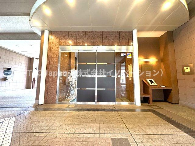 東急ドエル・スカイマークタワー川口|上質感漂うエントランスが、家族の帰宅をやさしく迎え、日常をちょっと特別に彩ります。