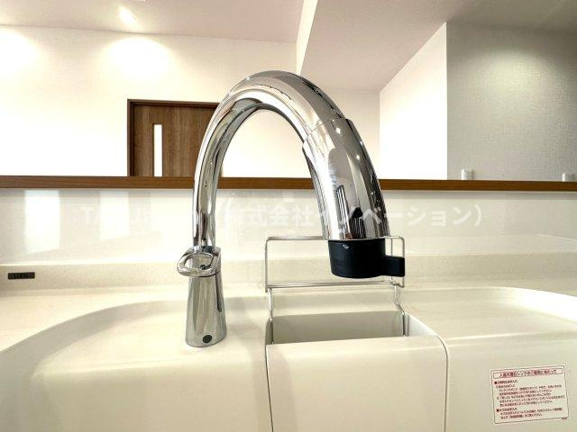 東急ドエル・スカイマークタワー川口のキッチン|家族の会話が自然と生まれる、ゆとりある安心設計の広々キッチンが毎日をもっと楽しく。