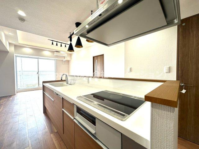 東急ドエル・スカイマークタワー川口のキッチン|家族の会話が自然と生まれる、ゆとりある安心設計の広々キッチンが毎日をもっと楽しく。