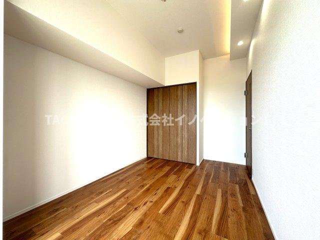 東急ドエル・スカイマークタワー川口の洋室|たっぷりの自然光が差し込む洋室で、家族とのくつろぎ時間がいっそう心地よく広がる空間へ。