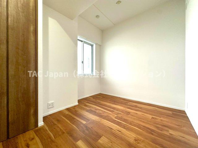 東急ドエル・スカイマークタワー川口の洋室|たっぷりの自然光が差し込む洋室で、家族とのくつろぎ時間がいっそう心地よく広がる空間へ。