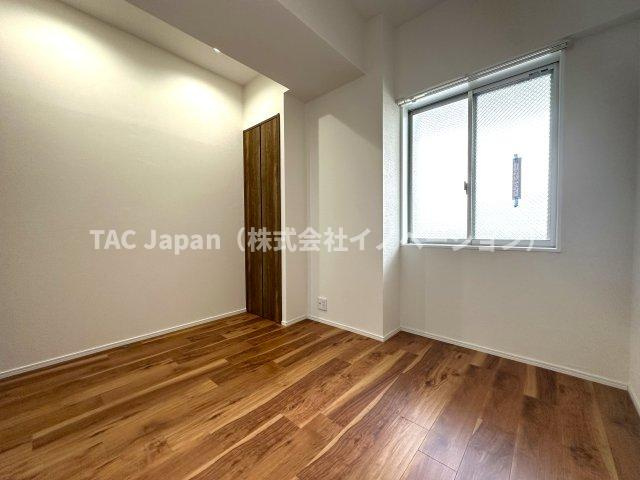 東急ドエル・スカイマークタワー川口の洋室|たっぷりの自然光が差し込む洋室で、家族とのくつろぎ時間がいっそう心地よく広がる空間へ。