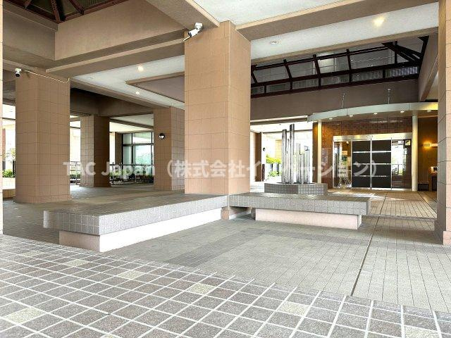 東急ドエル・スカイマークタワー川口|上質感漂うエントランスが、家族の帰宅をやさしく迎え、日常をちょっと特別に彩ります。