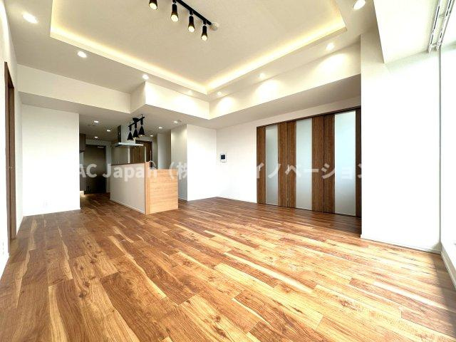 東急ドエル・スカイマークタワー川口の居間・リビング|たっぷりの光が差し込む広々リビングが、家族の笑顔と心地よい日常を育む特別な空間に。。TVインターホンで、モニターから来訪者が確認できます。浴室乾燥機のあるお風呂場は洗濯物を干すときにも便利です。