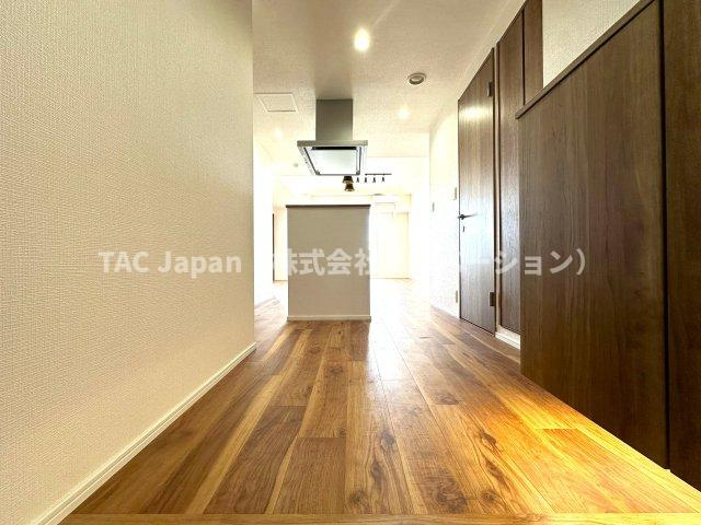 東急ドエル・スカイマークタワー川口の玄関|明るく開放感のある玄関が、家族や訪れる人を優しく迎える心地よい第一印象を演出します。交通の利便性に優れ、住み良い環境が整う京浜東北線川口周辺は、住みたいエリアとして注目を集めています。