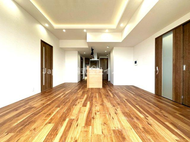 東急ドエル・スカイマークタワー川口の居間・リビング|たっぷりの光が差し込む広々リビングが、家族の笑顔と心地よい日常を育む特別な空間に。