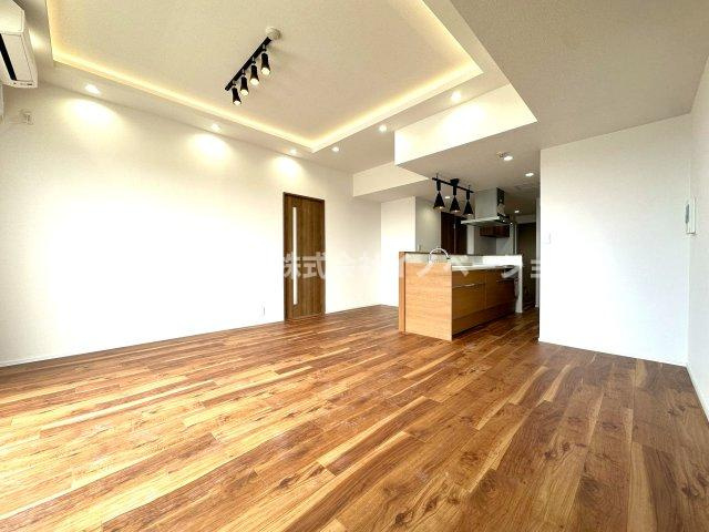 東急ドエル・スカイマークタワー川口の居間・リビング|たっぷりの光が差し込む広々リビングが、家族の笑顔と心地よい日常を育む特別な空間に。