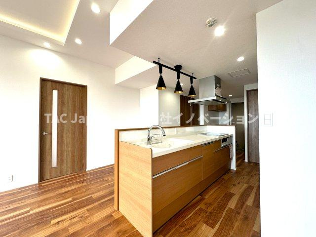 東急ドエル・スカイマークタワー川口のキッチン|家族の会話が自然と生まれる、ゆとりある安心設計の広々キッチンが毎日をもっと楽しく。