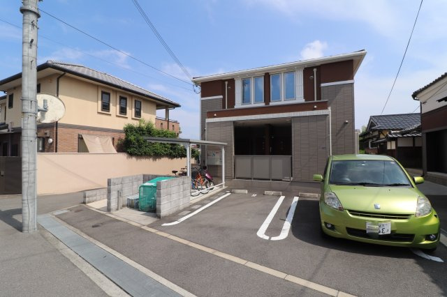 アルドール郡山の駐車場