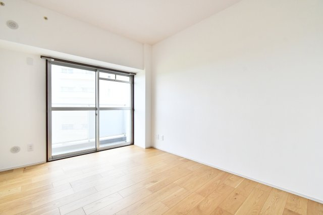 アーバンみらい東大宮東2番街9-3号棟の洋室|洋室①5.8帖：こちらは5.8帖のお部屋です。東向きのバルコニーに出入りが出来ます。大きい窓が付いているので、お部屋全体が明るく感じます！窓は１カ所なので、家具などの配置がしやすいです！