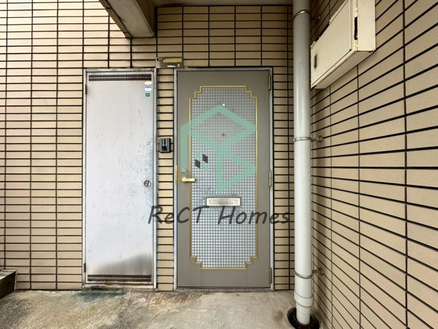 イーストアベニューの玄関