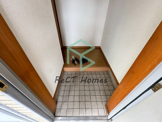 イーストアベニューの玄関