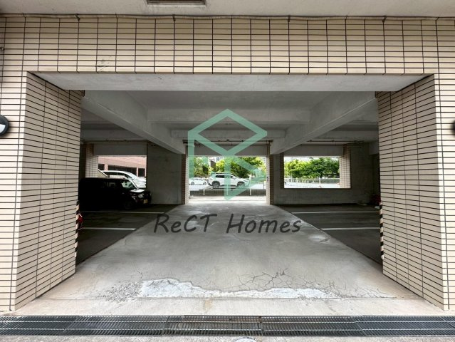 イーストアベニューの駐車場