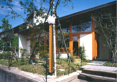【外観】 | 東山台の家 | 最も表情が豊かな南面。アールに沿った上部のＦＩＸ窓からは南側からの優しい光がリビングとサンルームに注ぎます。