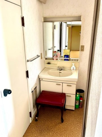 坂出市旭町　ミサワホーム施工平屋戸建　敷地面積約９４坪の独立洗面台|独立洗面台、小物を置くことができて便利です