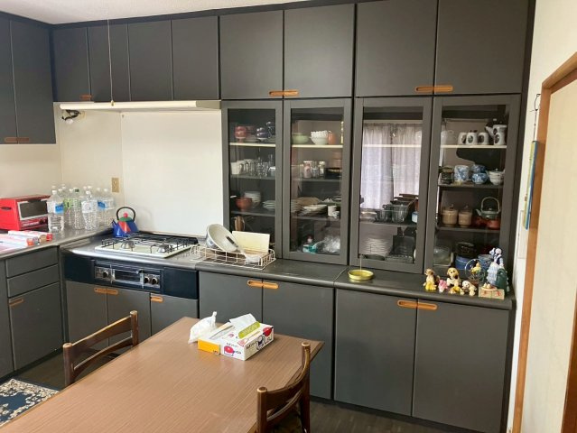 坂出市旭町　ミサワホーム施工平屋戸建　敷地面積約８９坪のキッチン|食器棚付きで、収納も豊富です
