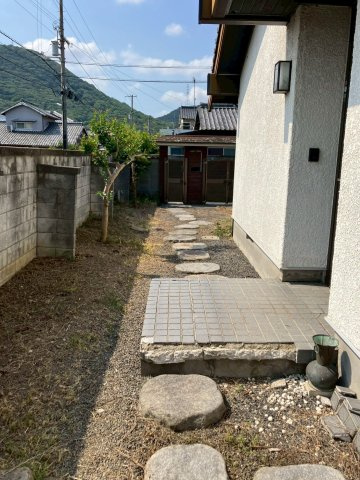 坂出市旭町　ミサワホーム施工平屋戸建　敷地面積約９４坪の玄関|玄関へのアプローチ部分です
