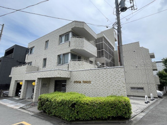 【外観】 | 手入れの行き届いた外壁やエントランスなど、「見ればわかる」レベルで清潔感を保ったマンションです。築年数を感じさせない姿で皆様をお出迎えします。～即日のご見学可能～　お問合せはお気軽にどうぞ。