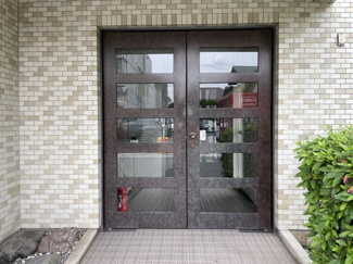 【エントランス】 | お客様を、そして住人を出迎えてくれるマンションのエントランス。ゴミが落ちていないことからも、管理状態の良さや住民の節度の高さが見て取れます。～即日のご見学可能～　お問合せはお気軽にどうぞ。
