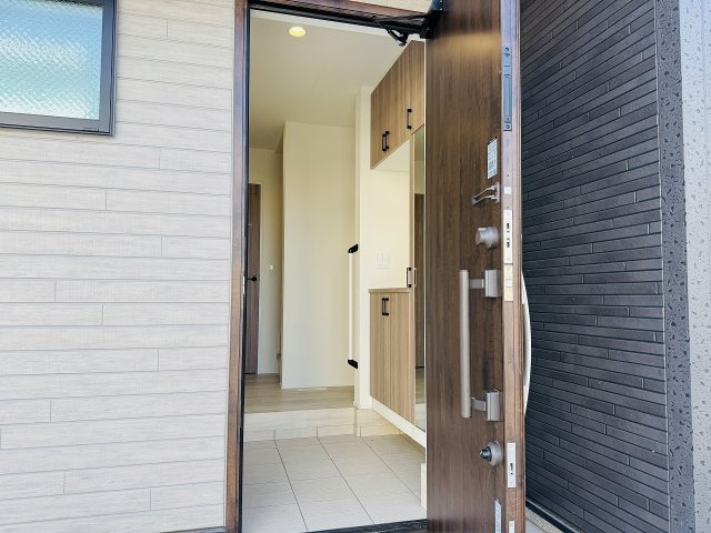 八王子市　台町　新築一戸建て　２４ー２期の玄関|～玄関は安心のWロックキーを採用～