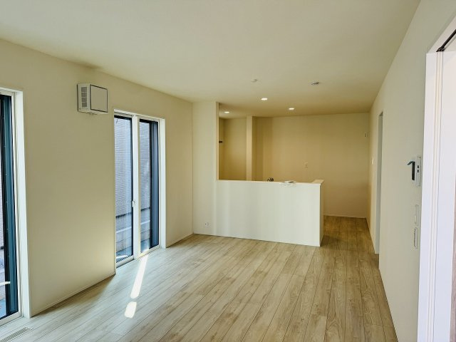 八王子市　台町　新築一戸建て　２４ー２期の居間・リビング|～17.3帖の明るいLDKで、家族団欒の時間をお過ごしいただけます～