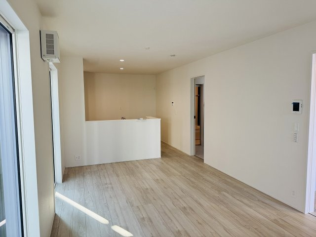 八王子市　台町　新築一戸建て　２４ー２期の居間・リビング|～17.3帖の明るいLDKで、家族団欒の時間をお過ごしいただけます～